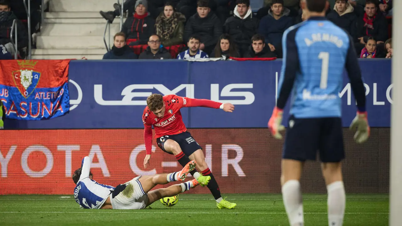 Jon Aramburu (2. Real Sociedad), Víctor Muñoz (21. CA Osasuna) y Álex Remiro (1. Real Sociedad) durante el partido de La Liga EA Sports entre CA Osasuna y Real Sociedad disputado en el estadio de El Sadar en Pamplona. IÑIGO ALZUGARAY