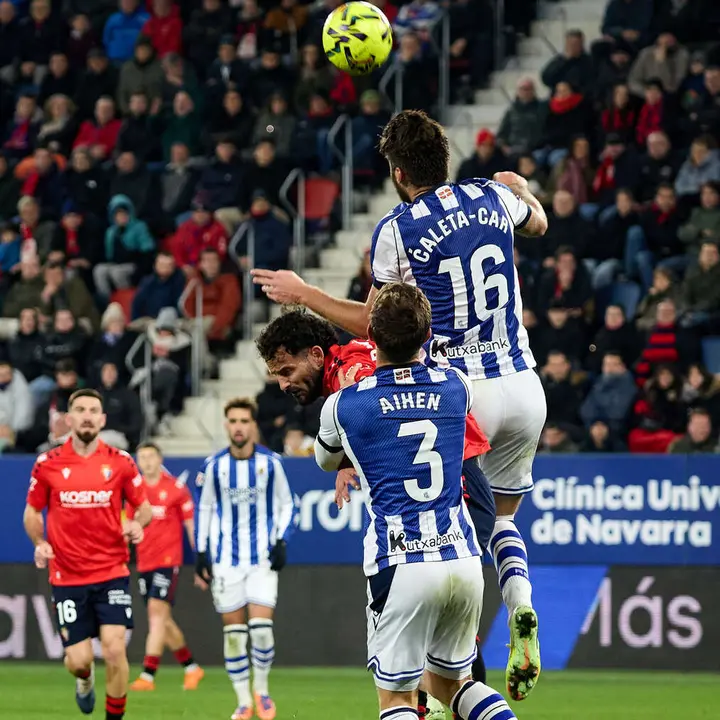 Rubén García (14. CA Osasuna), Aihen Muñoz (3. Real Sociedad) y Duje Caleta Car (16. Real Sociedad) durante el partido de La Liga EA Sports entre CA Osasuna y Real Sociedad disputado en el estadio de El Sadar en Pamplona. IÑIGO ALZUGARAY