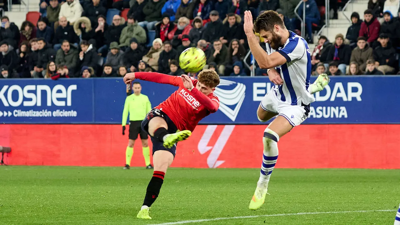 Víctor Muñoz (21. CA Osasuna) y Duje Caleta Car (16. Real Sociedad) durante el partido de La Liga EA Sports entre CA Osasuna y Real Sociedad disputado en el estadio de El Sadar en Pamplona. IÑIGO ALZUGARAY