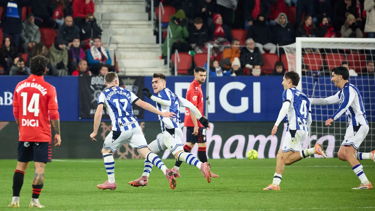 Los jugadores del Celta celebran el gol de Ander Barrenetxea (1-3) durante el partido de La Liga EA Sports entre CA Osasuna y Real Sociedad disputado en el estadio de El Sadar en Pamplona. IÑIGO ALZUGARAY