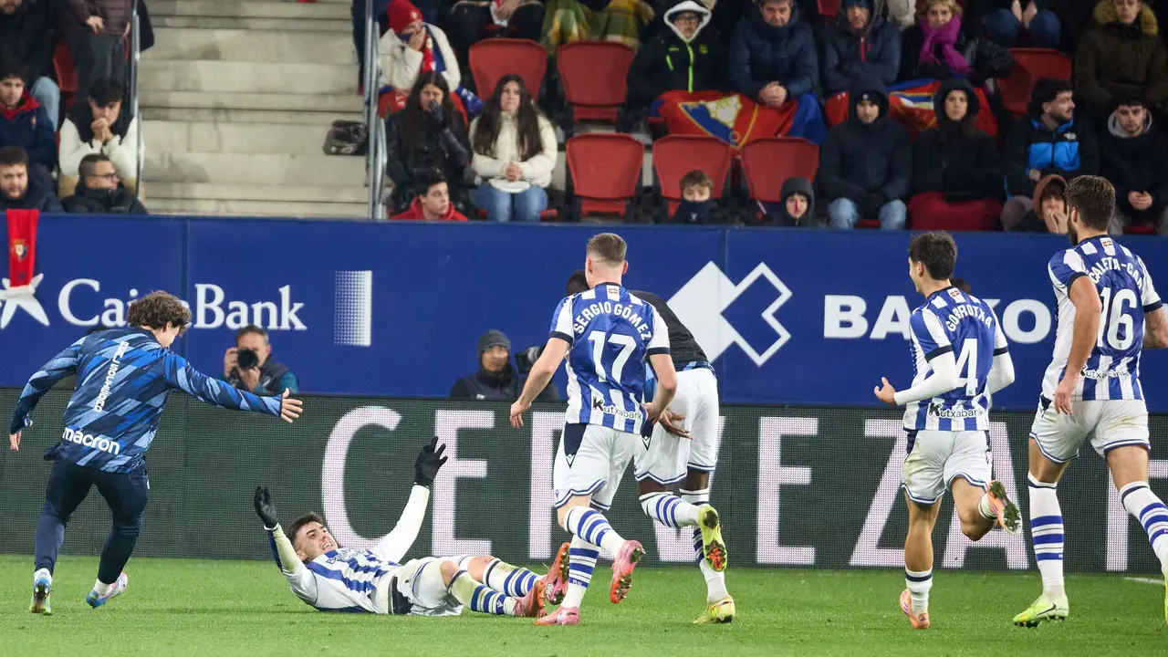 Los jugadores del Celta celebran el gol de Ander Barrenetxea (1-3) durante el partido de La Liga EA Sports entre CA Osasuna y Real Sociedad disputado en el estadio de El Sadar en Pamplona. IÑIGO ALZUGARAY