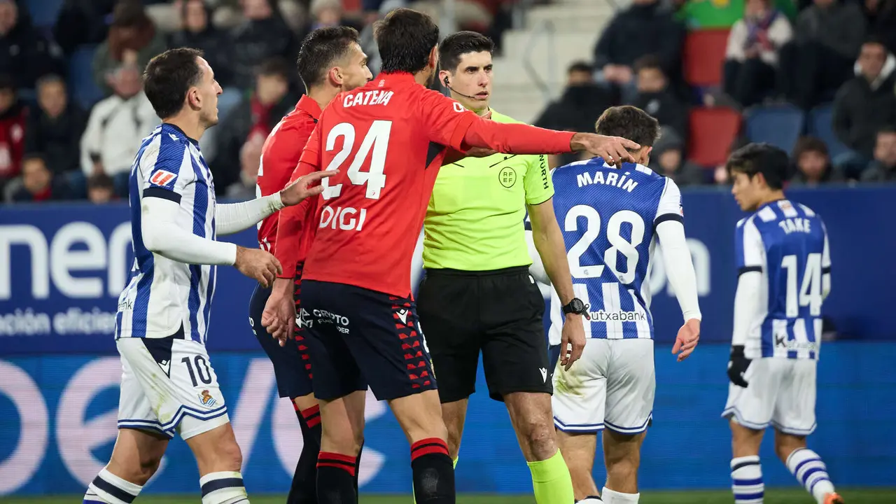 Partido de La Liga EA Sports entre CA Osasuna y Real Sociedad disputado en el estadio de El Sadar en Pamplona. IÑIGO ALZUGARAY