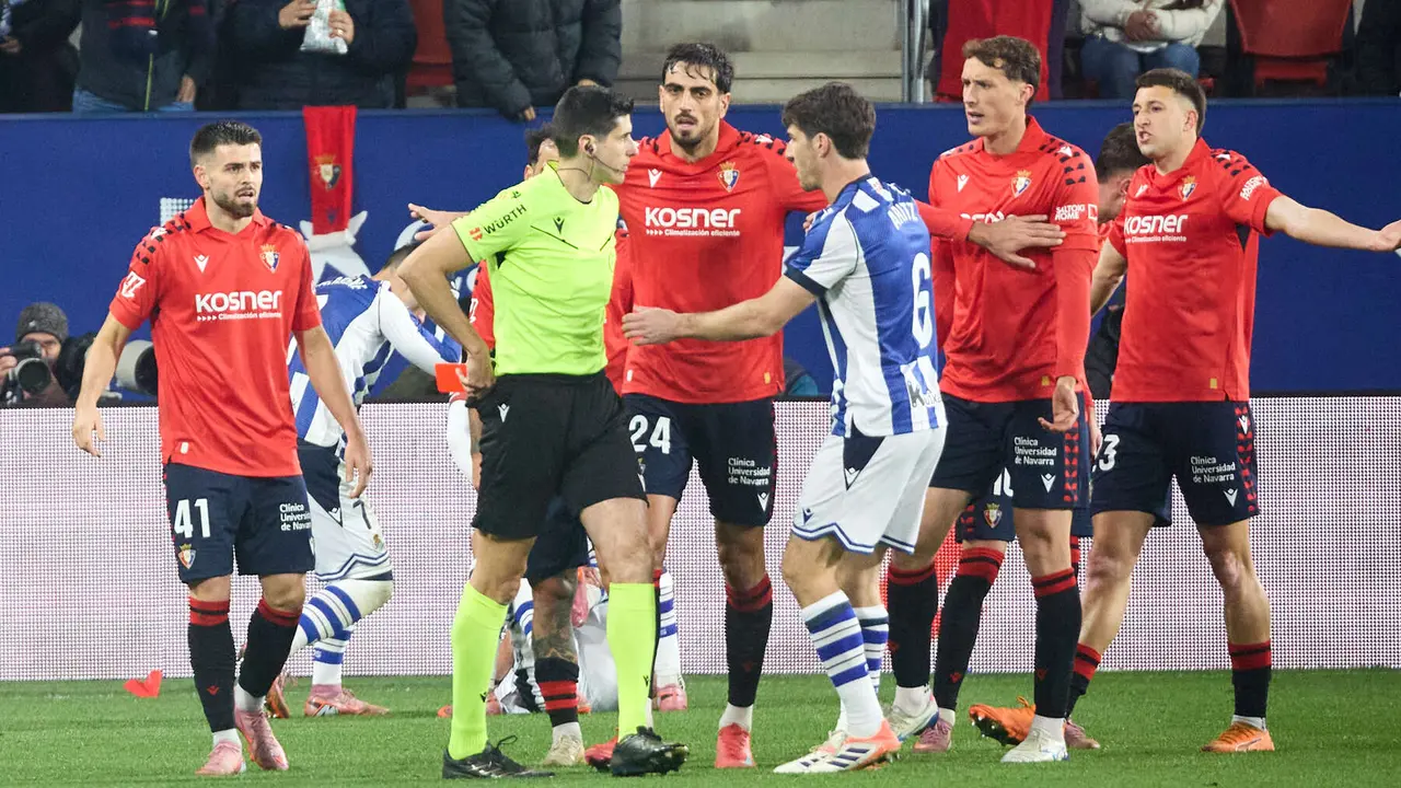 Mateo Busquets Ferrer (árbitro del partido) muestra una tarjeta roja a Iñigo Arguibide (41. CA Osasuna) durante el partido de La Liga EA Sports entre CA Osasuna y Real Sociedad disputado en el estadio de El Sadar en Pamplona. IÑIGO ALZUGARAY