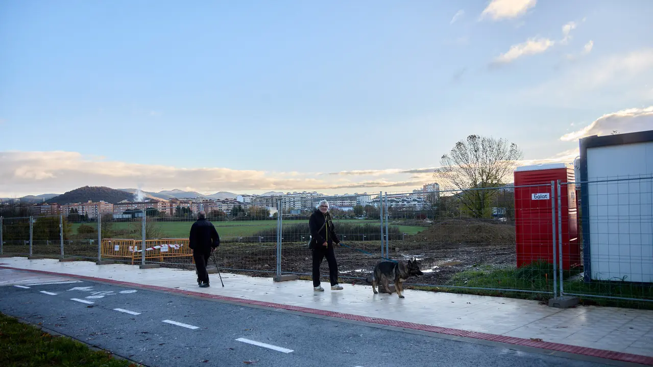 La Gerencia y la Comisión de Urbanismo del Ayuntamiento de Pamplona visitan las obras de la fase 3.1 del parque de Magdalena. IÑIGO ALZUGARAY