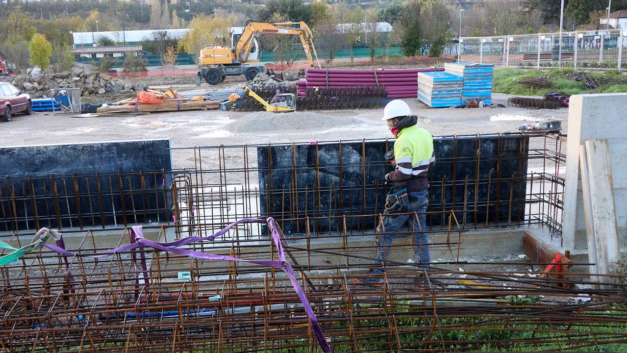 La Gerencia y la Comisión de Urbanismo del Ayuntamiento de Pamplona visitan las obras de la fase 3.1 del parque de Magdalena. IÑIGO ALZUGARAY