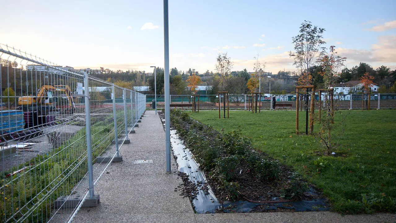 La Gerencia y la Comisión de Urbanismo del Ayuntamiento de Pamplona visitan las obras de la fase 3.1 del parque de Magdalena. IÑIGO ALZUGARAY