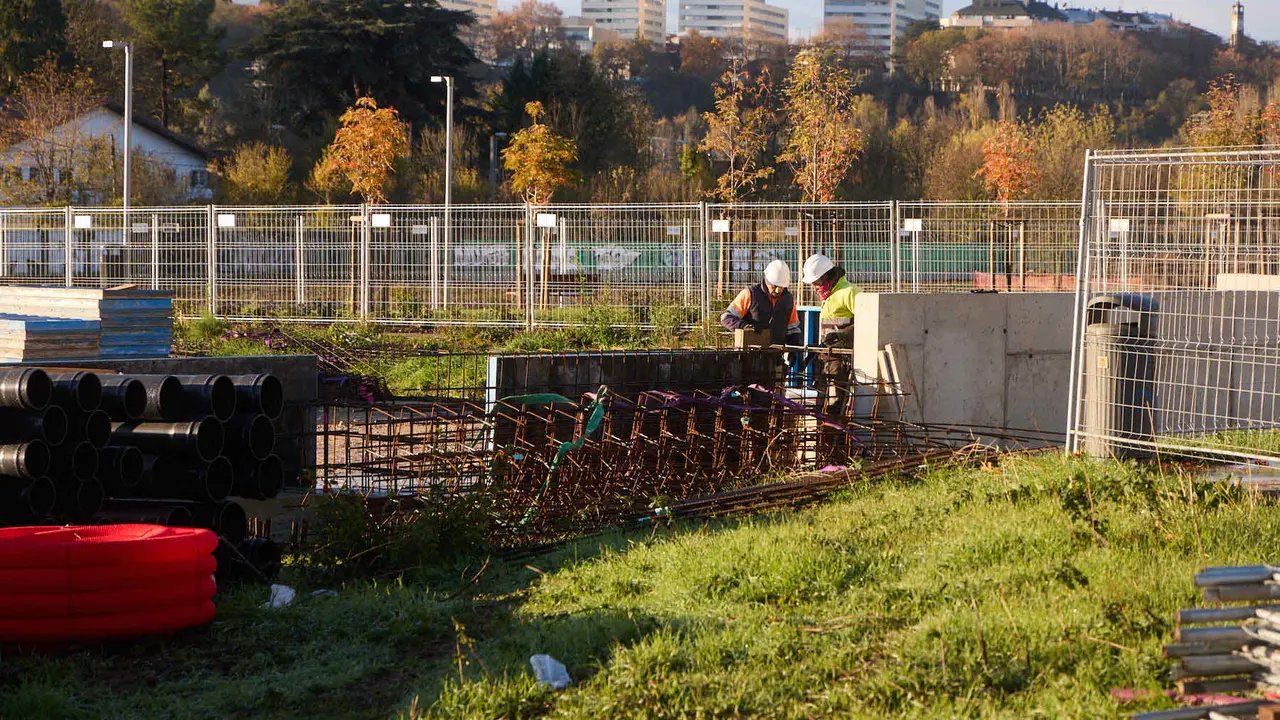 La Gerencia y la Comisión de Urbanismo del Ayuntamiento de Pamplona visitan las obras de la fase 3.1 del parque de Magdalena. IÑIGO ALZUGARAY