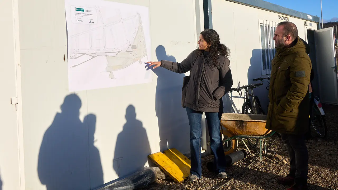 La Gerencia y la Comisión de Urbanismo del Ayuntamiento de Pamplona visitan las obras de la fase 3.1 del parque de Magdalena. IÑIGO ALZUGARAY
