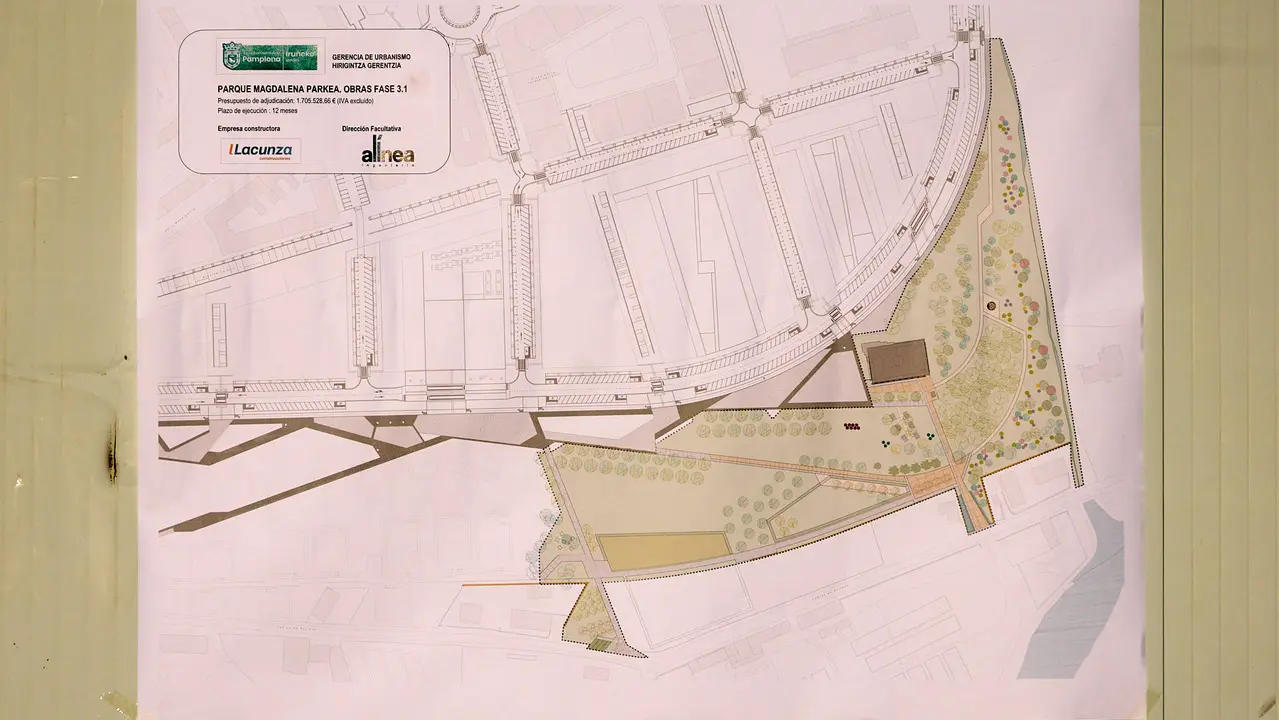 La Gerencia y la Comisión de Urbanismo del Ayuntamiento de Pamplona visitan las obras de la fase 3.1 del parque de Magdalena. IÑIGO ALZUGARAY