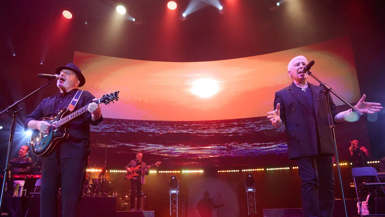 Concierto de los Pecos en el pabellón Navarra Arena dentro de su gira ' Dos Voces y Una Historia'. IÑIGO ALZUGARAY