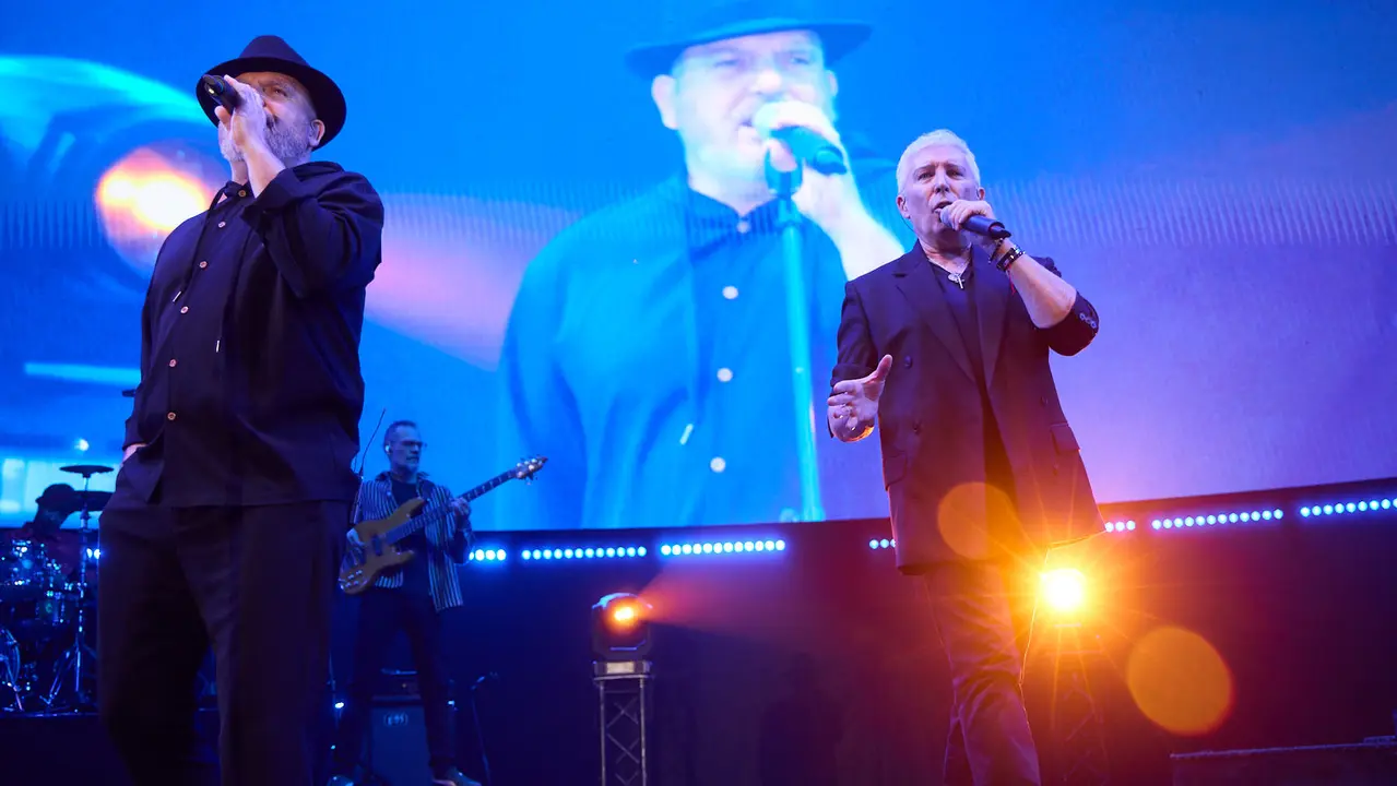 Concierto de los Pecos en el pabellón Navarra Arena dentro de su gira ' Dos Voces y Una Historia'. IÑIGO ALZUGARAY