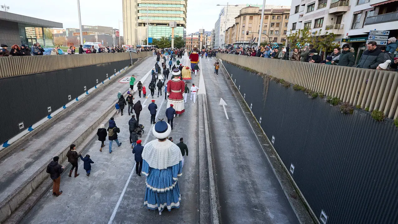 Salida de la Comparsa de Gigantes y Cabezudos por la calles de Pamplona en el día de San Saturnino 2025. IÑIGO ALZUGARAY