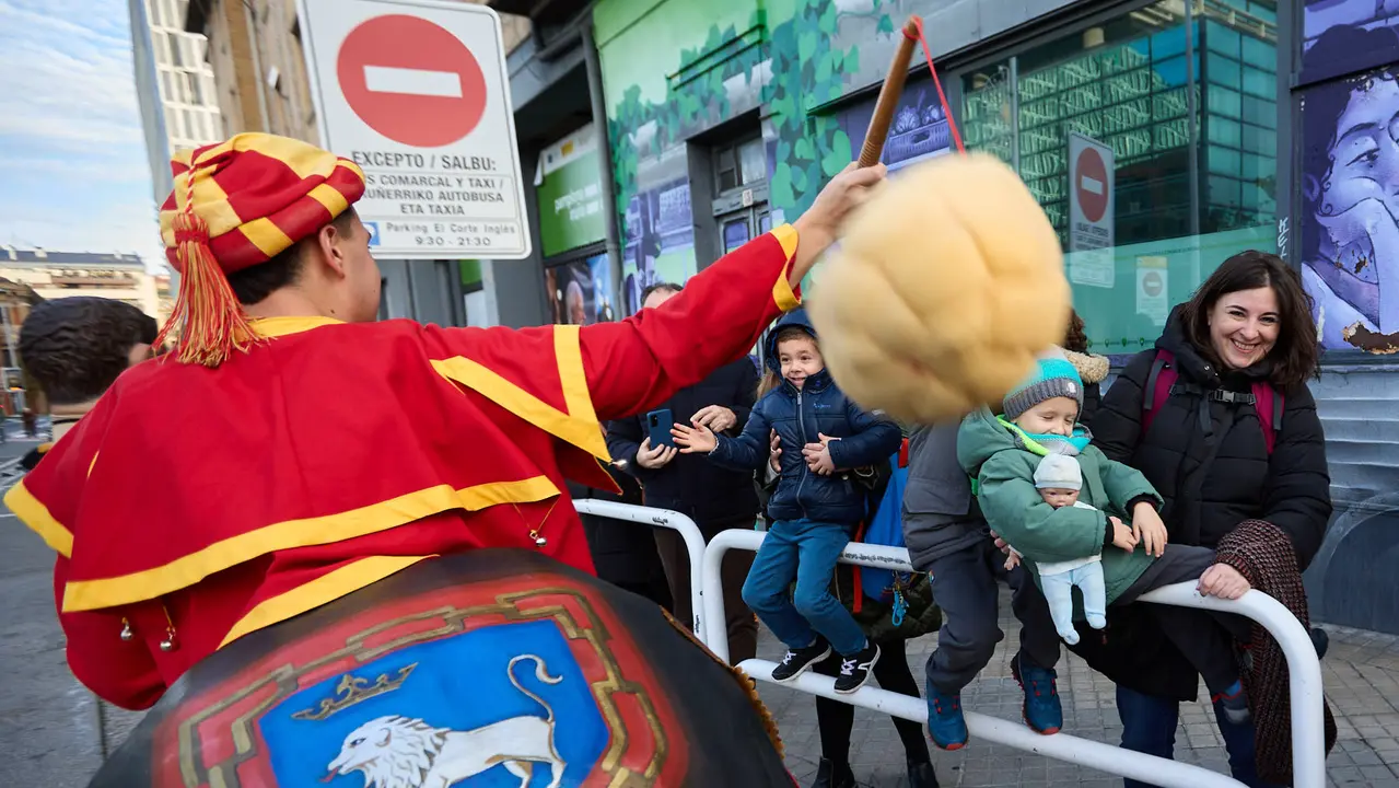 Salida de la Comparsa de Gigantes y Cabezudos por la calles de Pamplona en el día de San Saturnino 2025. IÑIGO ALZUGARAY