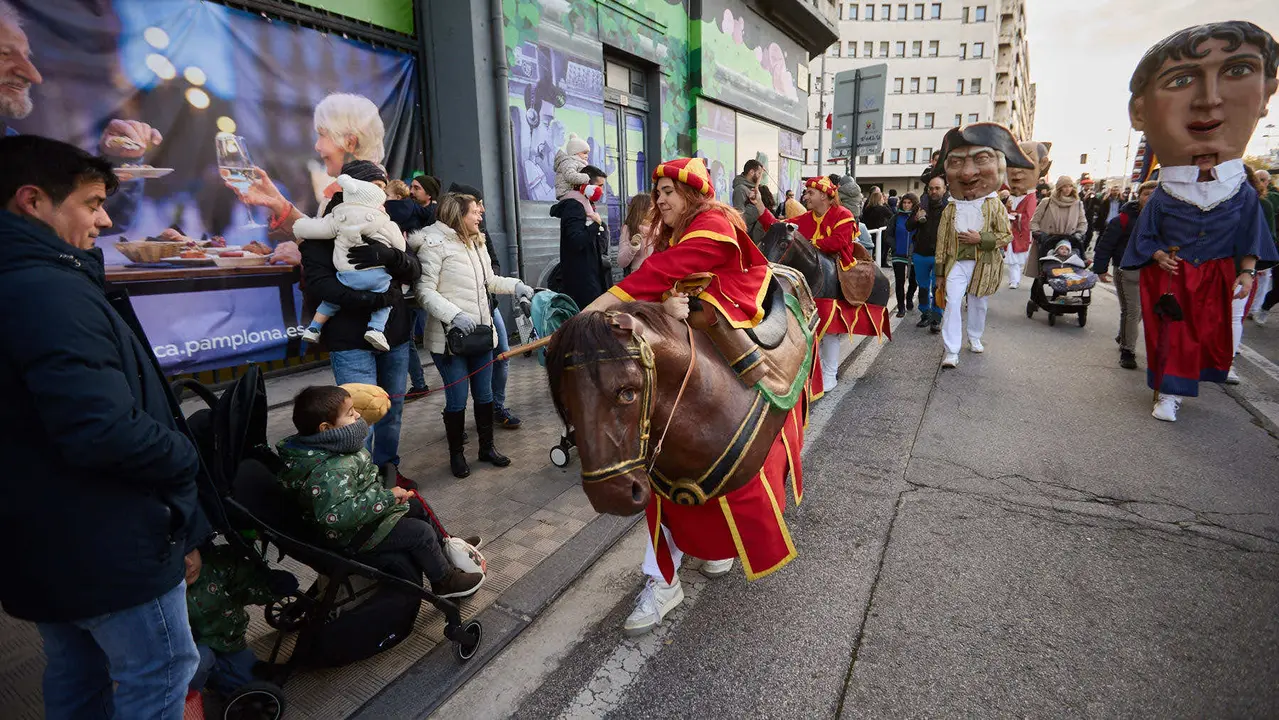 Salida de la Comparsa de Gigantes y Cabezudos por la calles de Pamplona en el día de San Saturnino 2025. IÑIGO ALZUGARAY