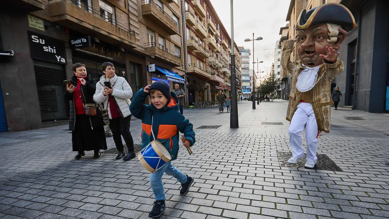 Salida de la Comparsa de Gigantes y Cabezudos por la calles de Pamplona en el día de San Saturnino 2025. IÑIGO ALZUGARAY