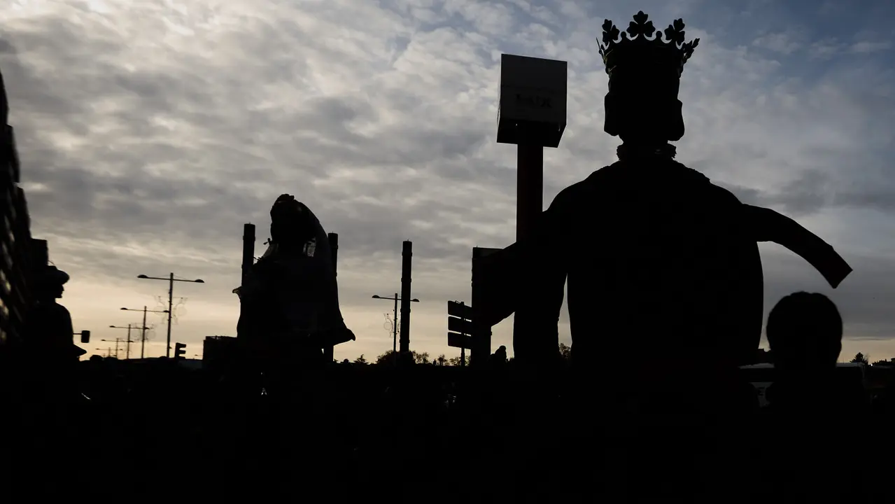 Salida de la Comparsa de Gigantes y Cabezudos por la calles de Pamplona en el día de San Saturnino 2025. IÑIGO ALZUGARAY
