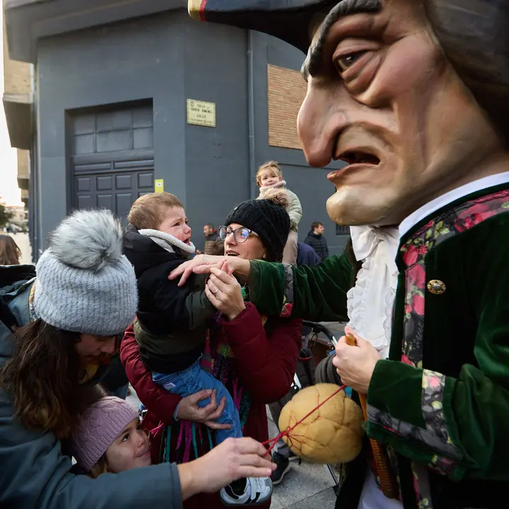 Salida de la Comparsa de Gigantes y Cabezudos por la calles de Pamplona en el día de San Saturnino 2025. IÑIGO ALZUGARAY
