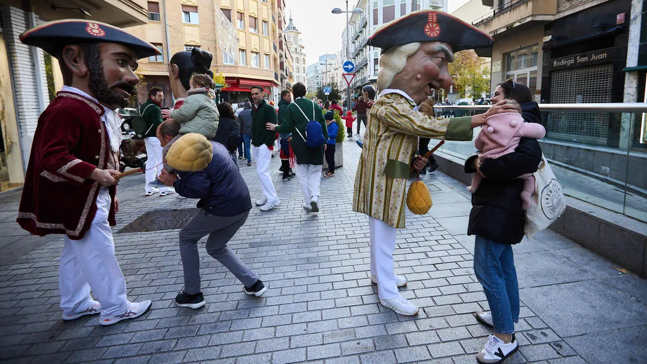 Salida de la Comparsa de Gigantes y Cabezudos por la calles de Pamplona en el día de San Saturnino 2025. IÑIGO ALZUGARAY