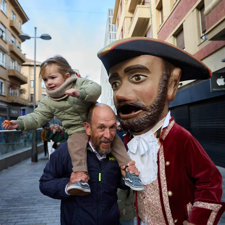 Salida de la Comparsa de Gigantes y Cabezudos por la calles de Pamplona en el día de San Saturnino 2025. IÑIGO ALZUGARAY
