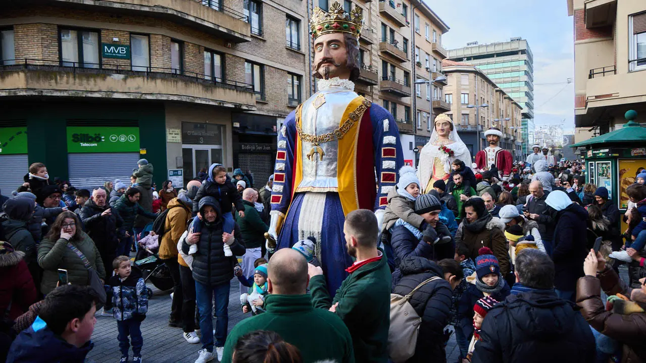 Salida de la Comparsa de Gigantes y Cabezudos por la calles de Pamplona en el día de San Saturnino 2025. IÑIGO ALZUGARAY
