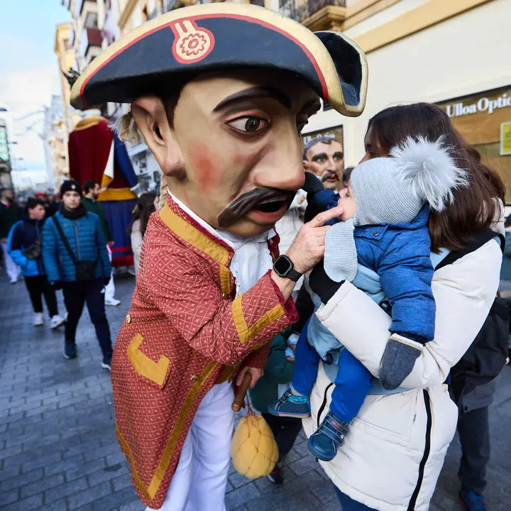 Salida de la Comparsa de Gigantes y Cabezudos por la calles de Pamplona en el día de San Saturnino 2025. IÑIGO ALZUGARAY
