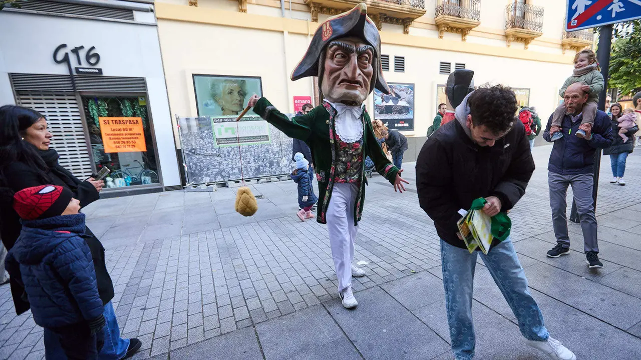 Salida de la Comparsa de Gigantes y Cabezudos por la calles de Pamplona en el día de San Saturnino 2025. IÑIGO ALZUGARAY