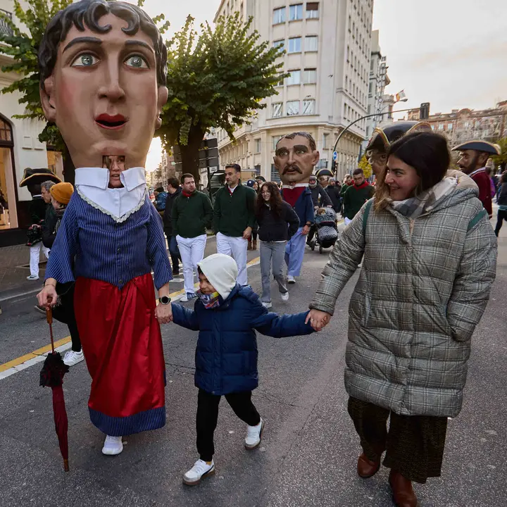 Salida de la Comparsa de Gigantes y Cabezudos por la calles de Pamplona en el día de San Saturnino 2025. IÑIGO ALZUGARAY