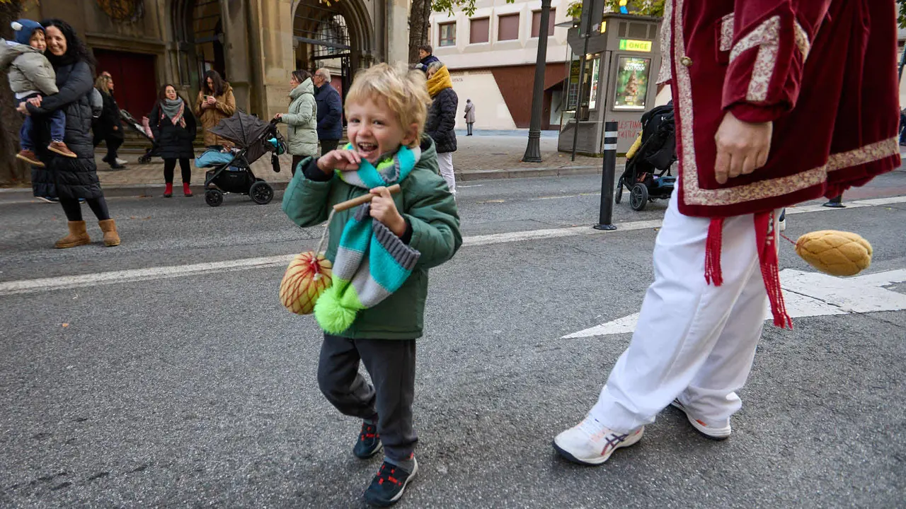 Salida de la Comparsa de Gigantes y Cabezudos por la calles de Pamplona en el día de San Saturnino 2025. IÑIGO ALZUGARAY