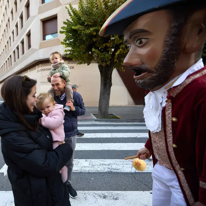 Salida de la Comparsa de Gigantes y Cabezudos por la calles de Pamplona en el día de San Saturnino 2025. IÑIGO ALZUGARAY