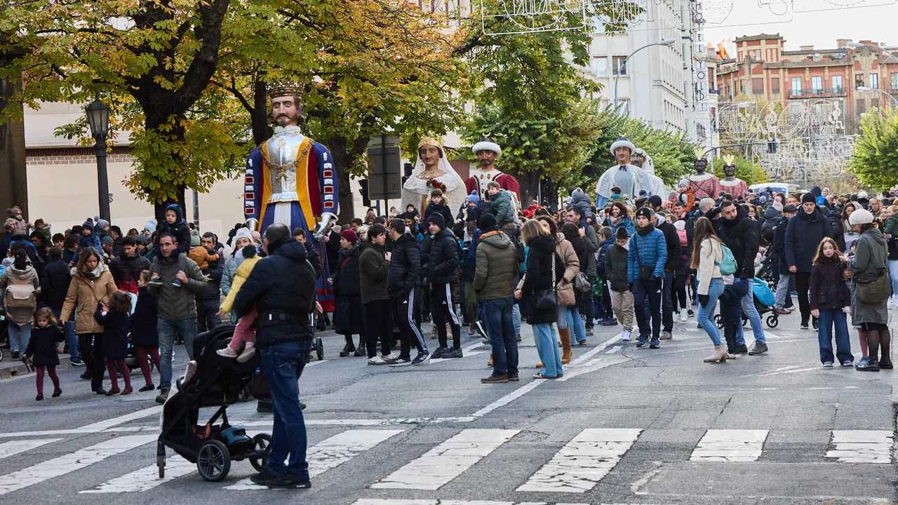 Salida de la Comparsa de Gigantes y Cabezudos por la calles de Pamplona en el día de San Saturnino 2025. IÑIGO ALZUGARAY