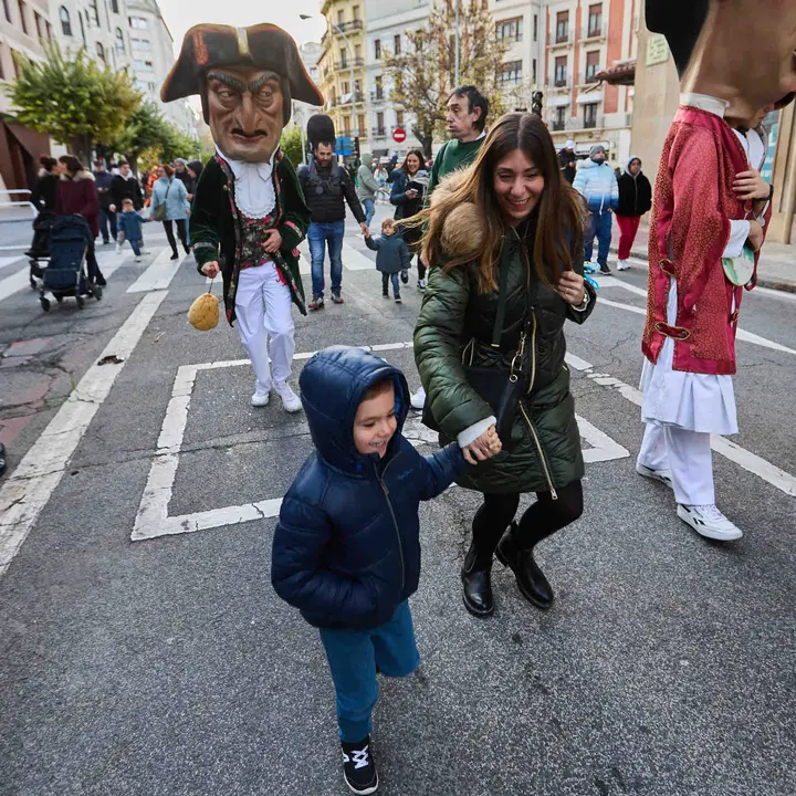 Salida de la Comparsa de Gigantes y Cabezudos por la calles de Pamplona en el día de San Saturnino 2025. IÑIGO ALZUGARAY
