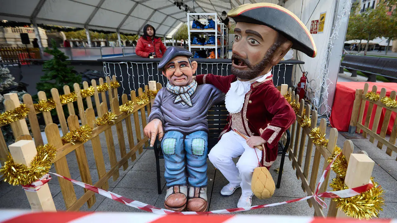 Salida de la Comparsa de Gigantes y Cabezudos por la calles de Pamplona en el día de San Saturnino 2025. IÑIGO ALZUGARAY