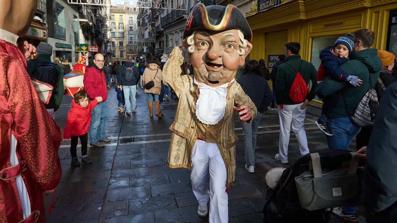 Salida de la Comparsa de Gigantes y Cabezudos por la calles de Pamplona en el día de San Saturnino 2025. IÑIGO ALZUGARAY