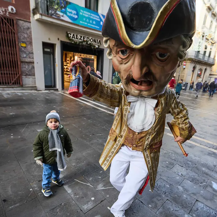 Salida de la Comparsa de Gigantes y Cabezudos por la calles de Pamplona en el día de San Saturnino 2025. IÑIGO ALZUGARAY