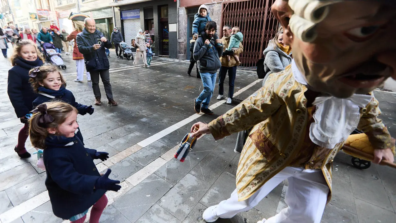 Salida de la Comparsa de Gigantes y Cabezudos por la calles de Pamplona en el día de San Saturnino 2025. IÑIGO ALZUGARAY