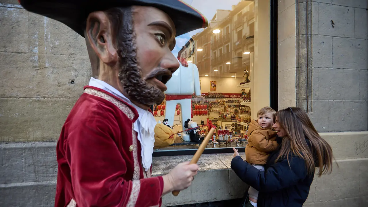 Salida de la Comparsa de Gigantes y Cabezudos por la calles de Pamplona en el día de San Saturnino 2025. IÑIGO ALZUGARAY