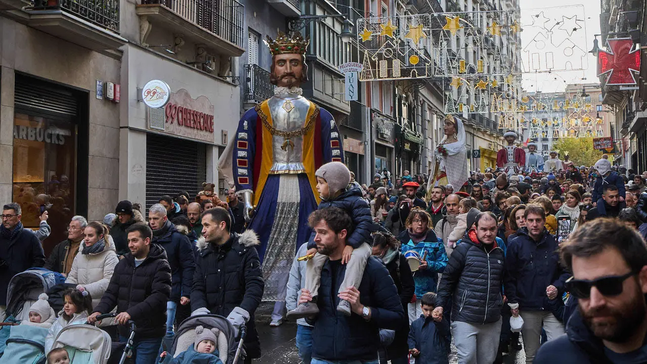 Salida de la Comparsa de Gigantes y Cabezudos por la calles de Pamplona en el día de San Saturnino 2025. IÑIGO ALZUGARAY