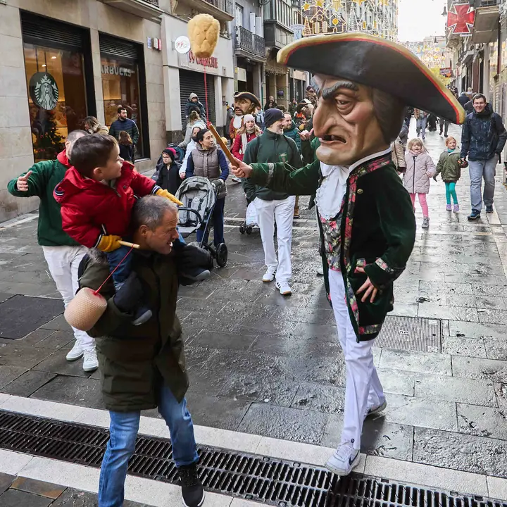 Salida de la Comparsa de Gigantes y Cabezudos por la calles de Pamplona en el día de San Saturnino 2025. IÑIGO ALZUGARAY