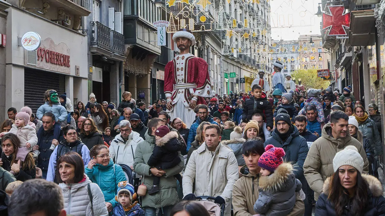 Salida de la Comparsa de Gigantes y Cabezudos por la calles de Pamplona en el día de San Saturnino 2025. IÑIGO ALZUGARAY