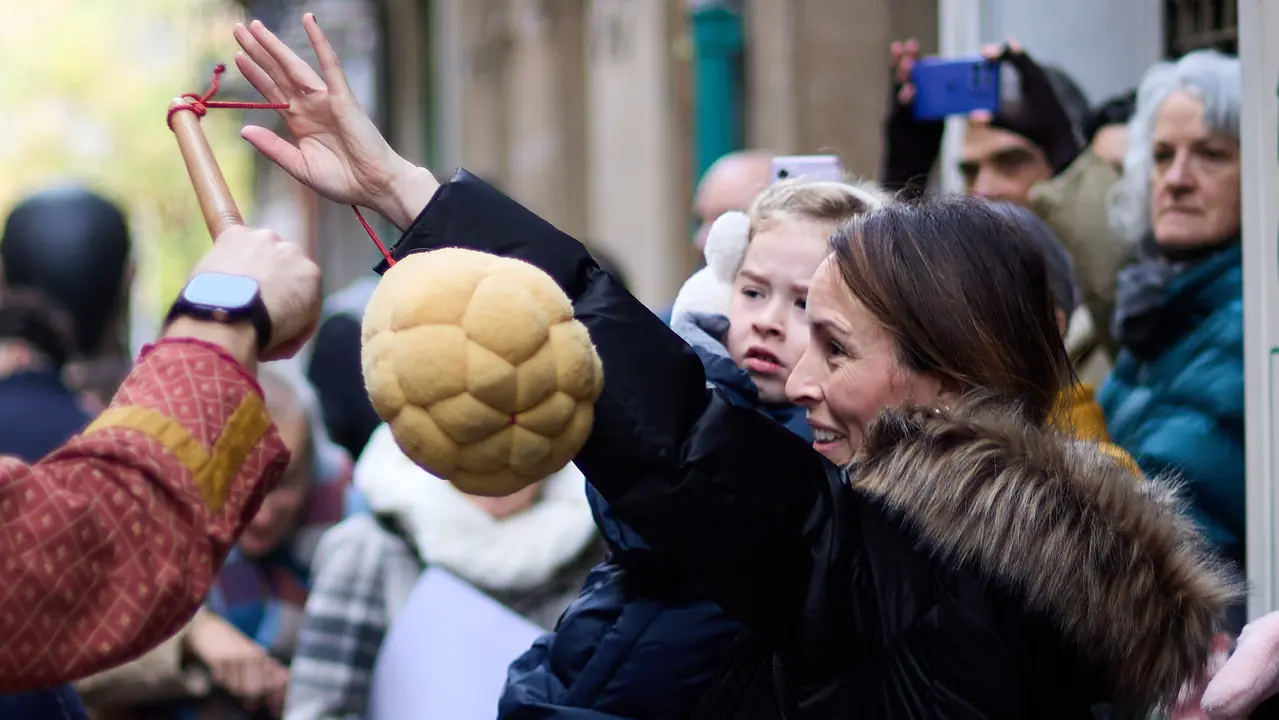 Salida de la Comparsa de Gigantes y Cabezudos por la calles de Pamplona en el día de San Saturnino 2025. IÑIGO ALZUGARAY
