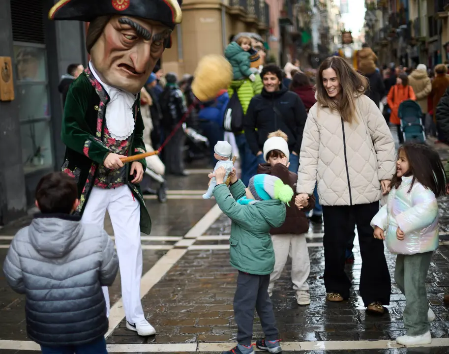 Salida de la Comparsa de Gigantes y Cabezudos por la calles de Pamplona en el día de San Saturnino 2025. IÑIGO ALZUGARAY