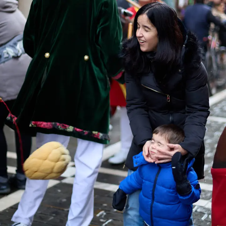 Salida de la Comparsa de Gigantes y Cabezudos por la calles de Pamplona en el día de San Saturnino 2025. IÑIGO ALZUGARAY