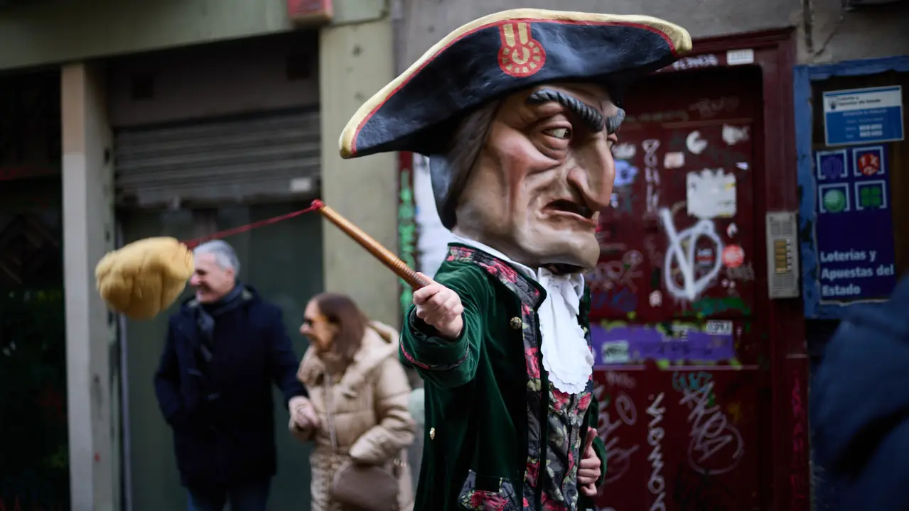 Salida de la Comparsa de Gigantes y Cabezudos por la calles de Pamplona en el día de San Saturnino 2025. IÑIGO ALZUGARAY