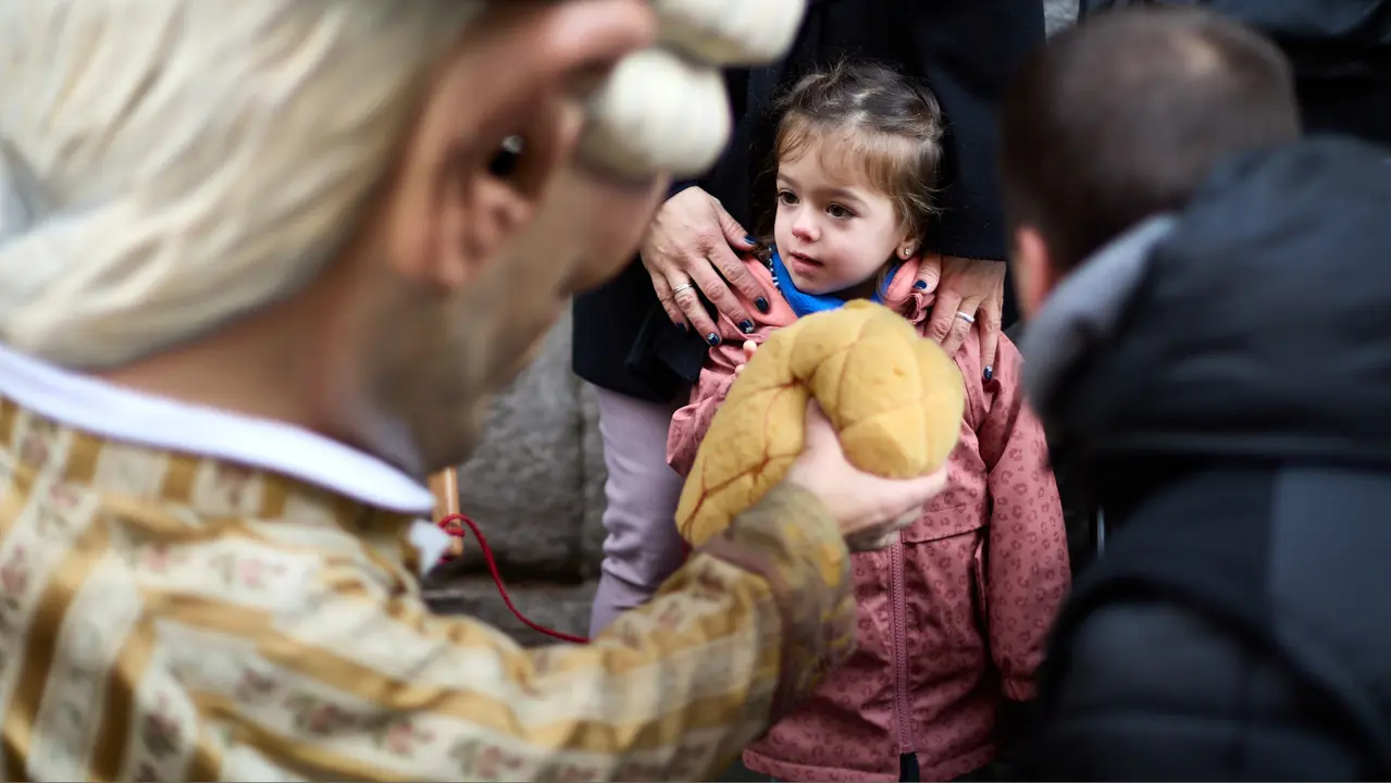 Salida de la Comparsa de Gigantes y Cabezudos por la calles de Pamplona en el día de San Saturnino 2025. IÑIGO ALZUGARAY