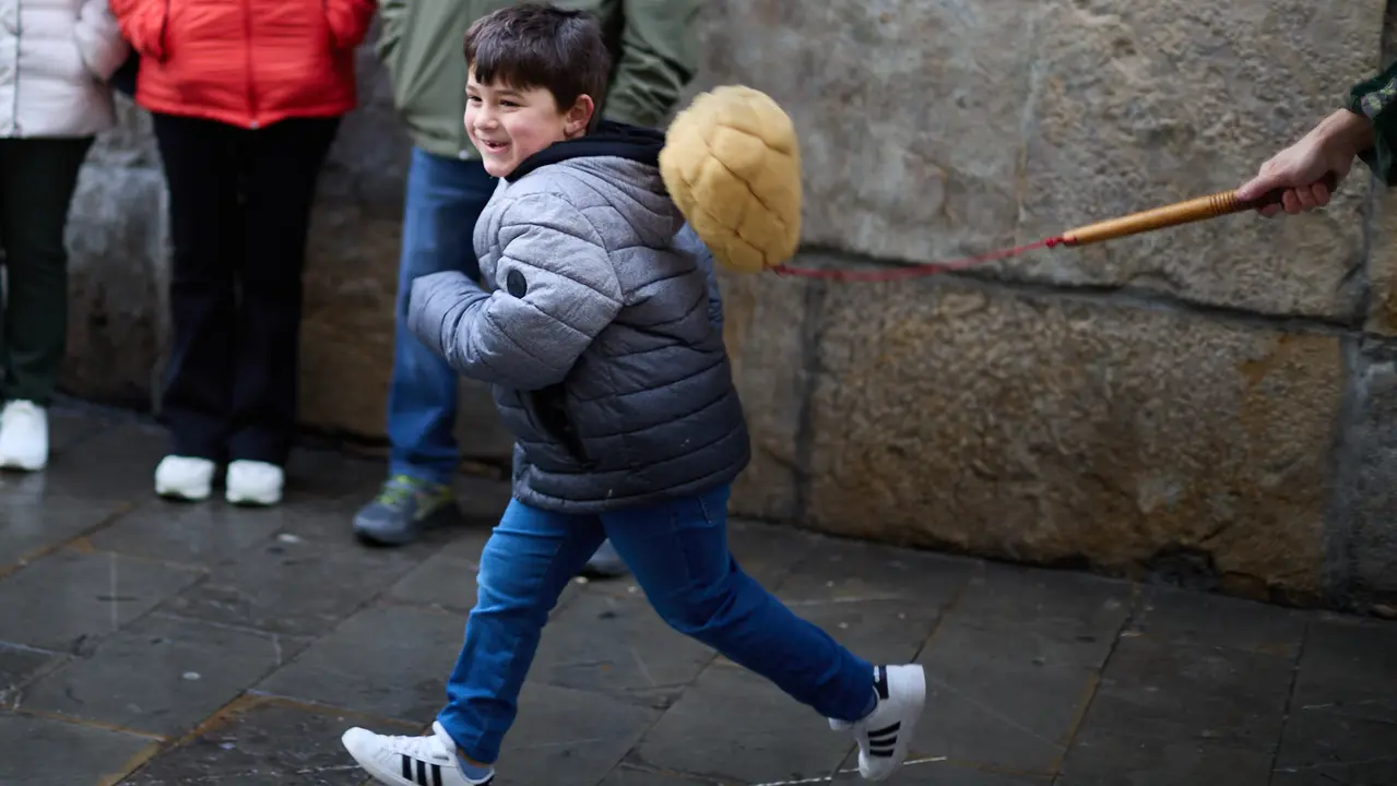 Salida de la Comparsa de Gigantes y Cabezudos por la calles de Pamplona en el día de San Saturnino 2025. IÑIGO ALZUGARAY