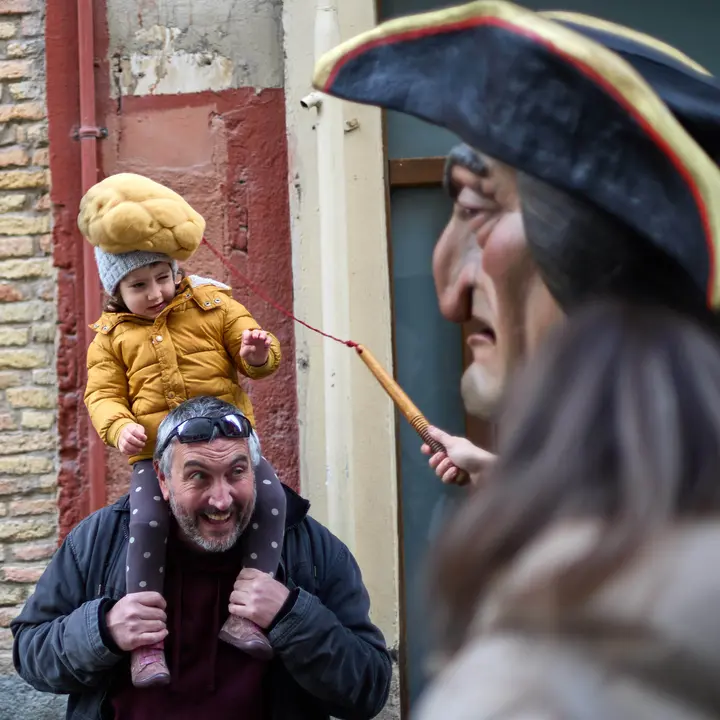Salida de la Comparsa de Gigantes y Cabezudos por la calles de Pamplona en el día de San Saturnino 2025. IÑIGO ALZUGARAY