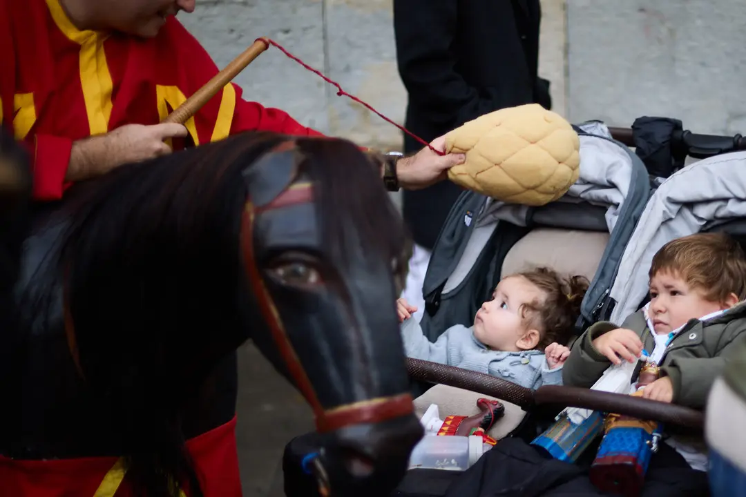 Salida de la Comparsa de Gigantes y Cabezudos por la calles de Pamplona en el día de San Saturnino 2025. IÑIGO ALZUGARAY