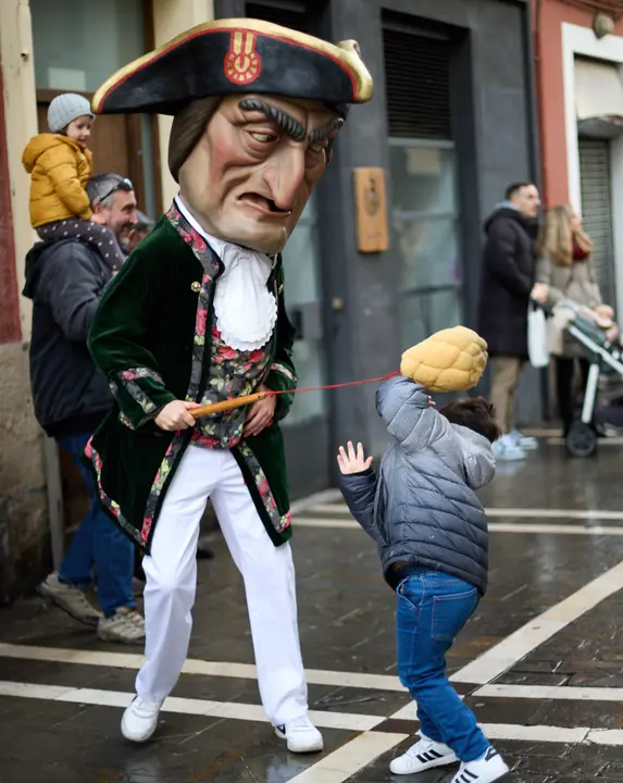 Salida de la Comparsa de Gigantes y Cabezudos por la calles de Pamplona en el día de San Saturnino 2025. IÑIGO ALZUGARAY