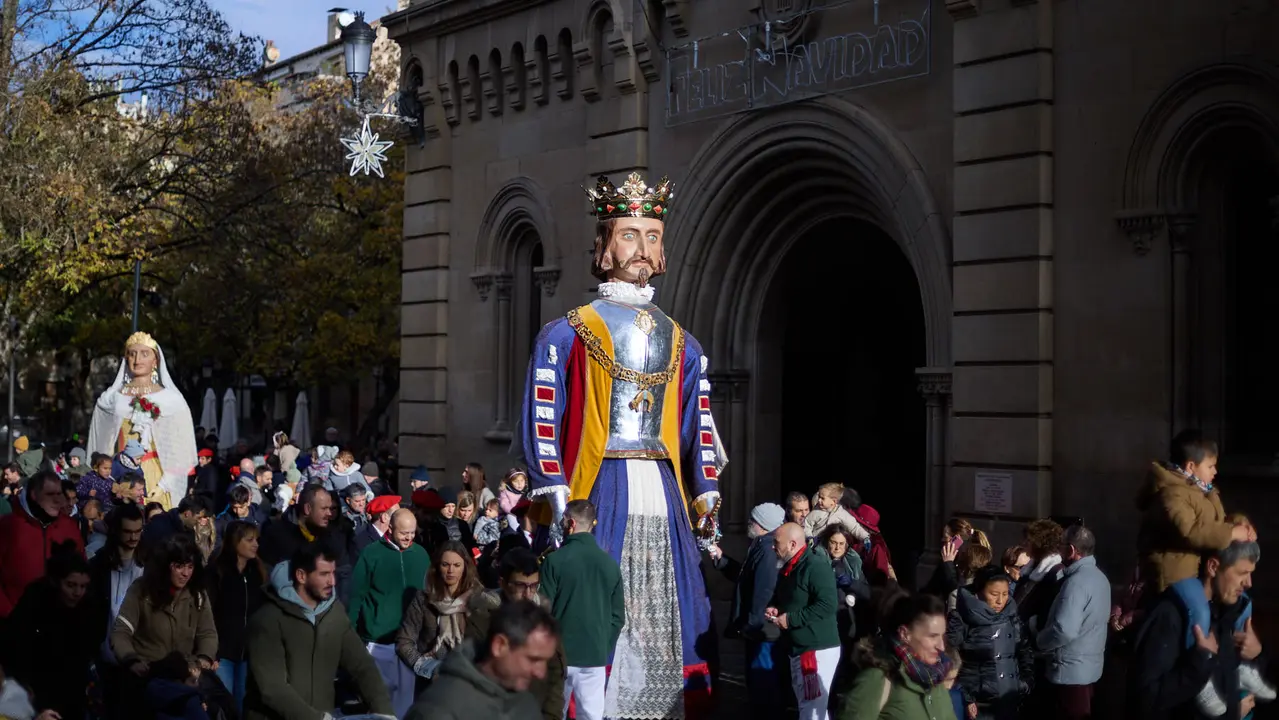 Salida de la Comparsa de Gigantes y Cabezudos por la calles de Pamplona en el día de San Saturnino 2025. IÑIGO ALZUGARAY