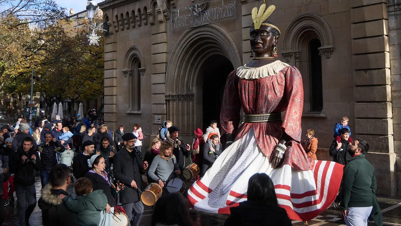 Salida de la Comparsa de Gigantes y Cabezudos por la calles de Pamplona en el día de San Saturnino 2025. IÑIGO ALZUGARAY